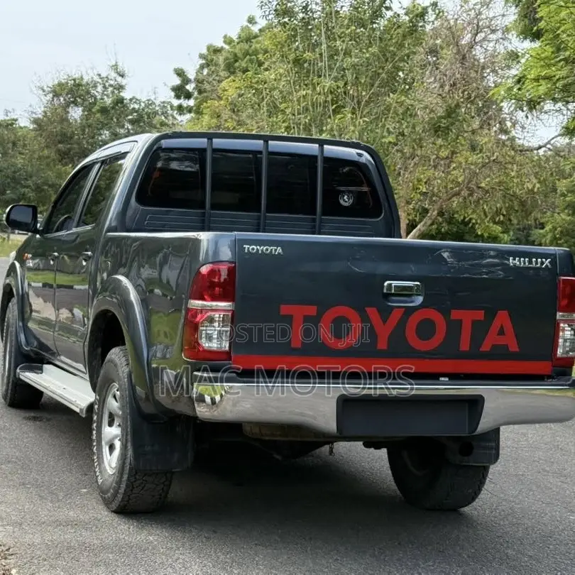 Toyota Hilux SR 4x4 2014 Gray
