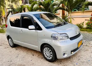 Toyota Porte 2005 Silver