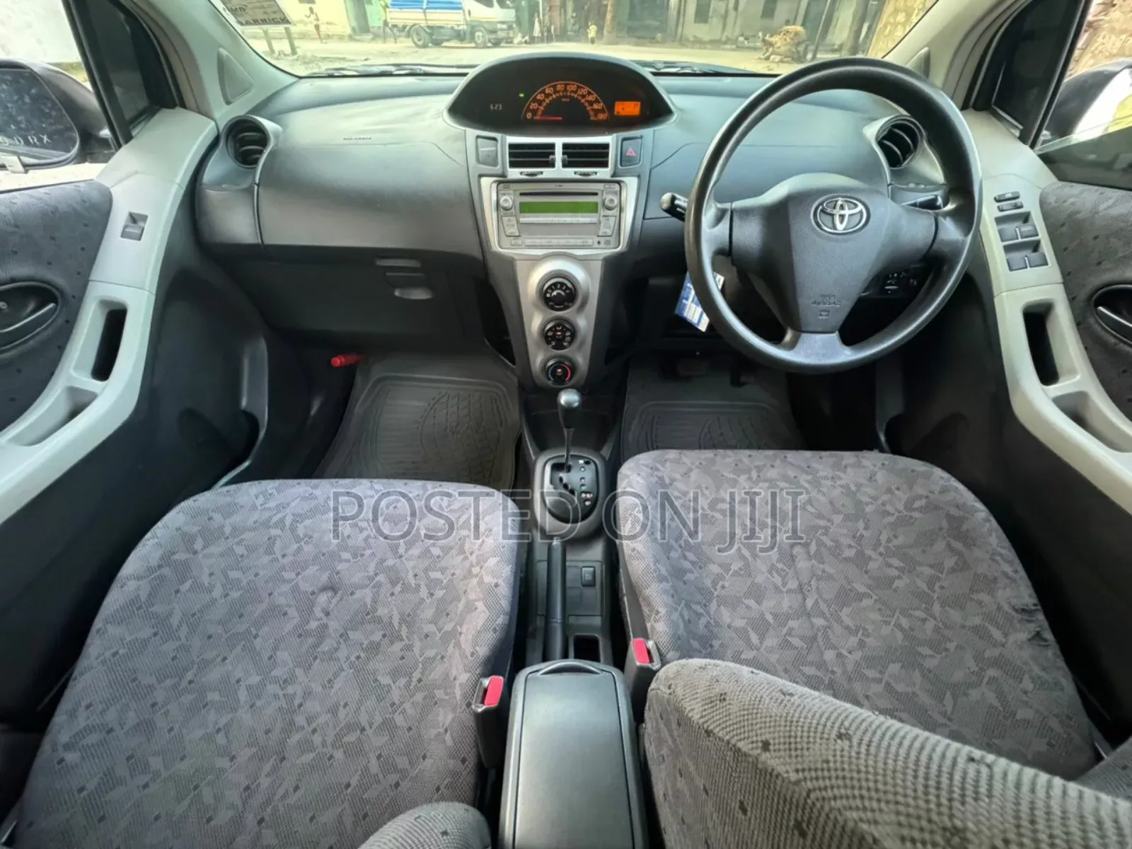 Toyota Vitz 2009 Silver