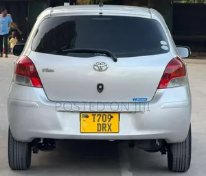 Toyota Vitz 2009 Silver