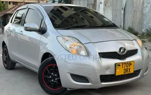 Toyota Vitz 2009 Silver
