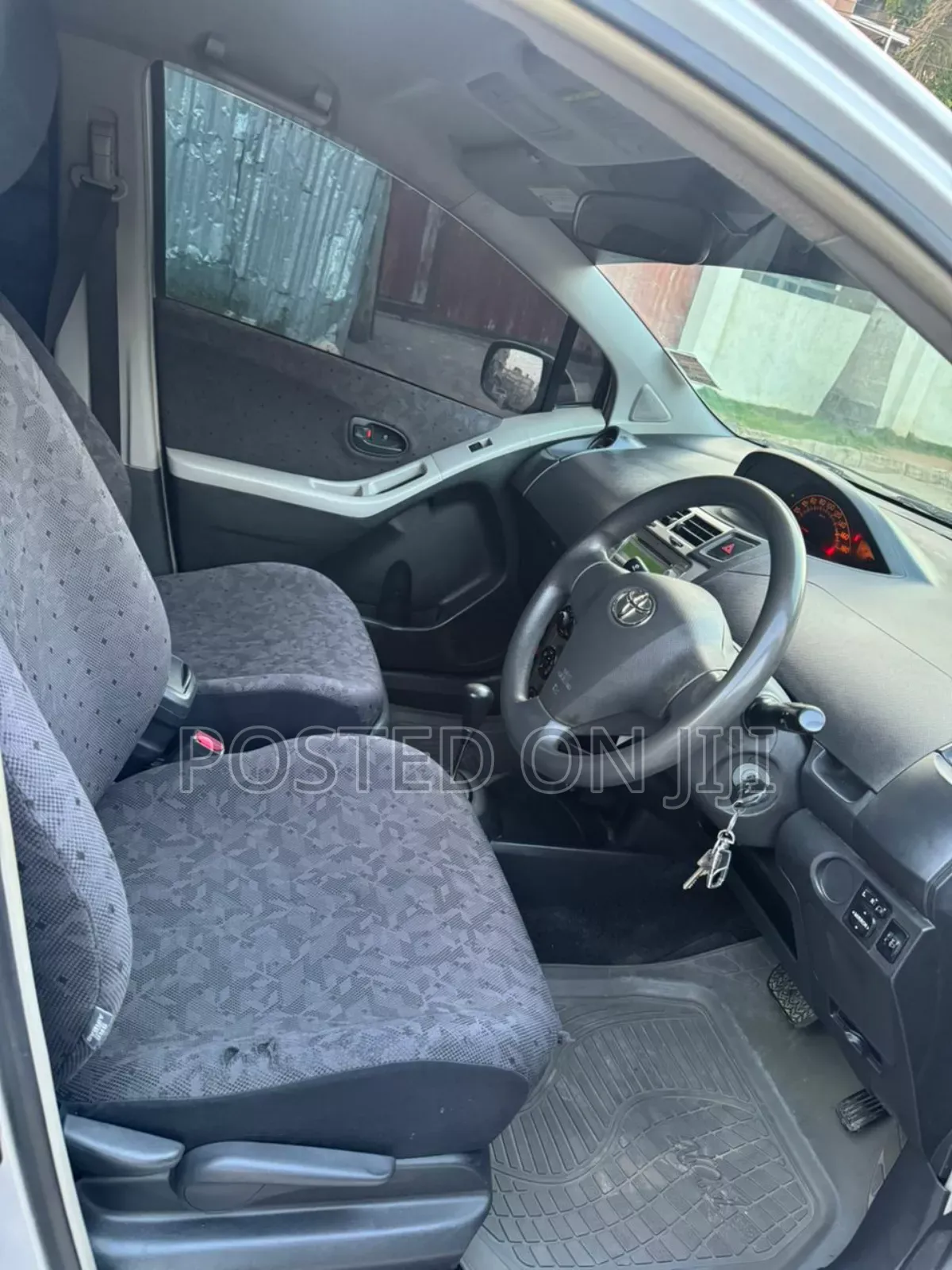 Toyota Vitz 2009 Silver
