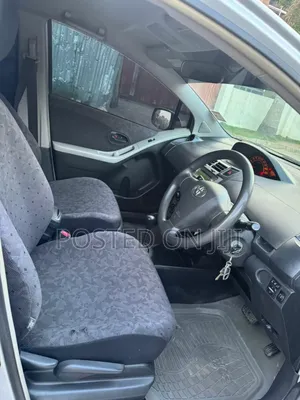 Toyota Vitz 2009 Silver
