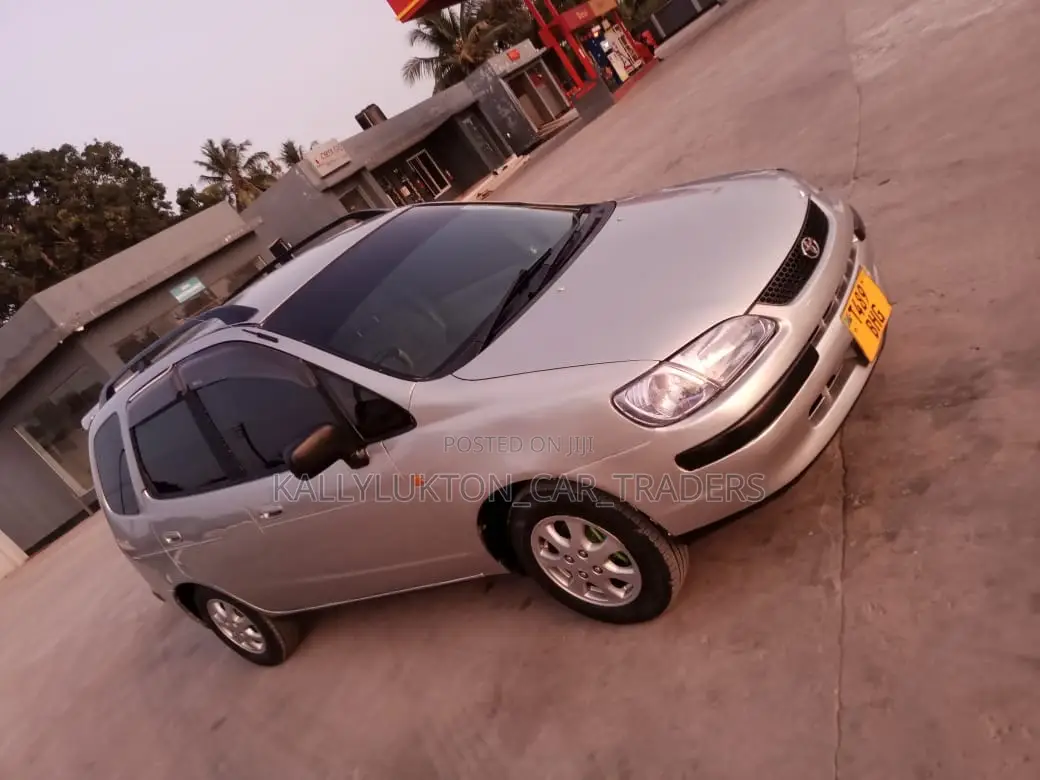 Toyota Corolla Spacio 2000 Silver