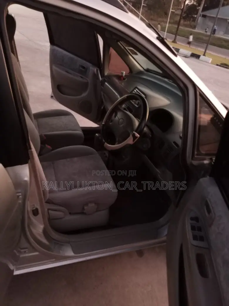Toyota Corolla Spacio 2000 Silver