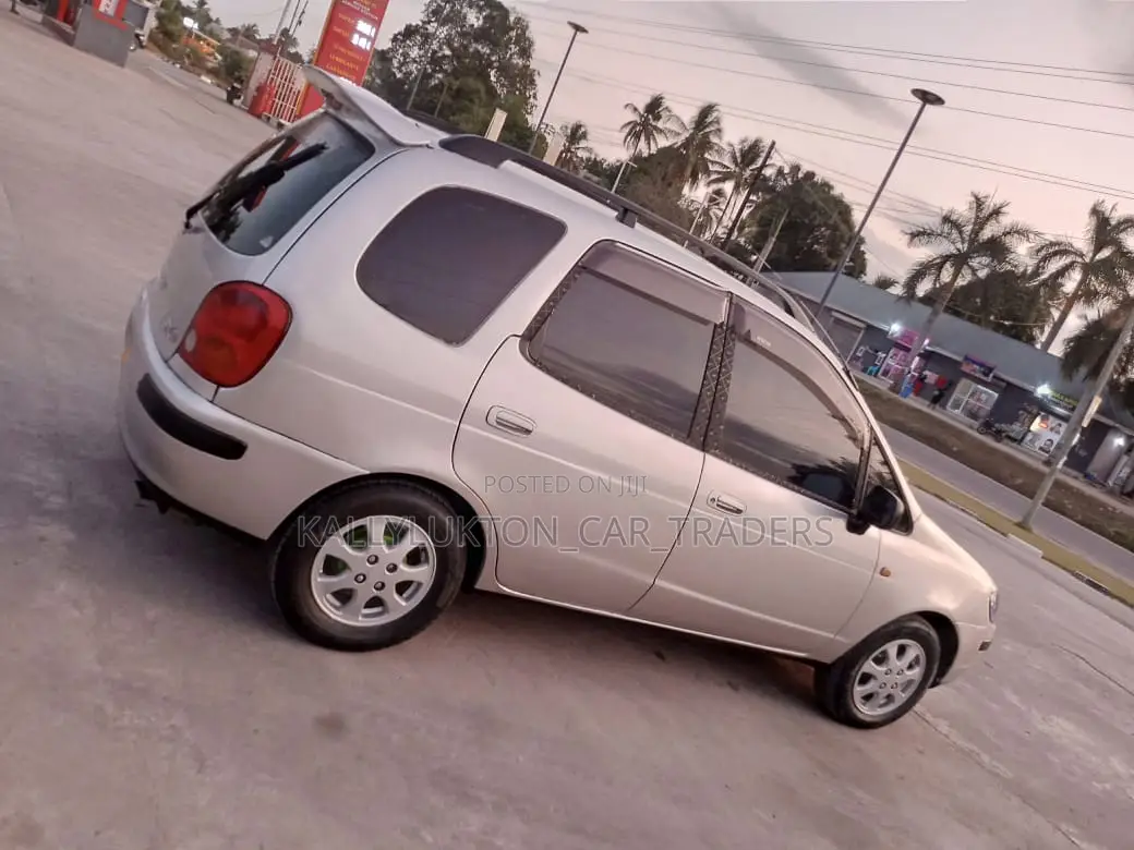 Toyota Corolla Spacio 2000 Silver