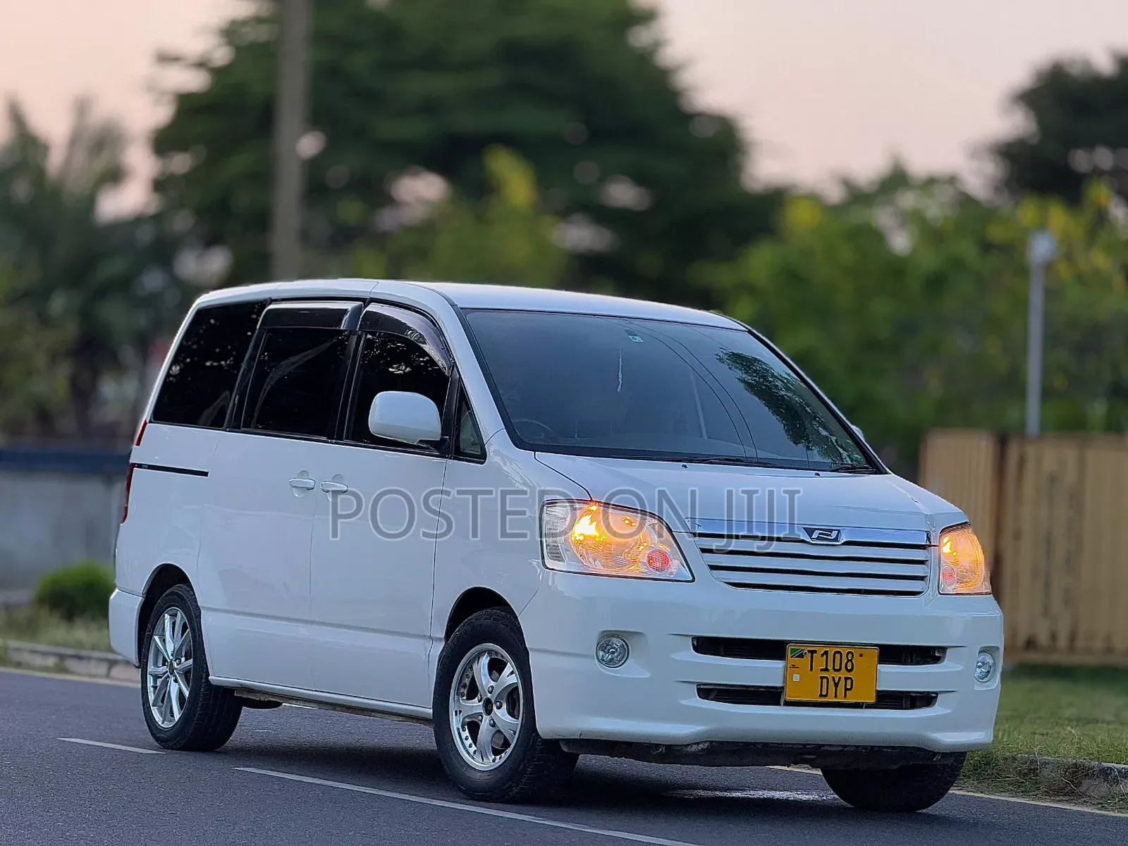 Toyota Noah 2002 White