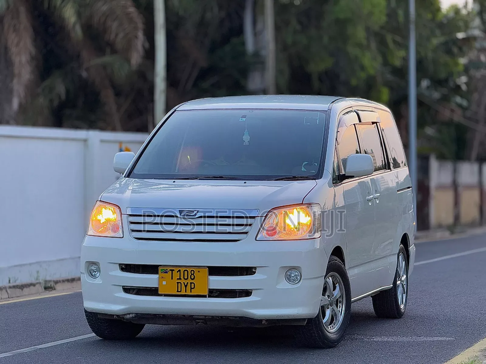 Toyota Noah 2002 White