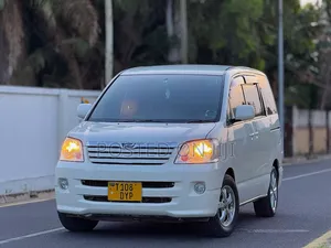 Toyota Noah 2002 White