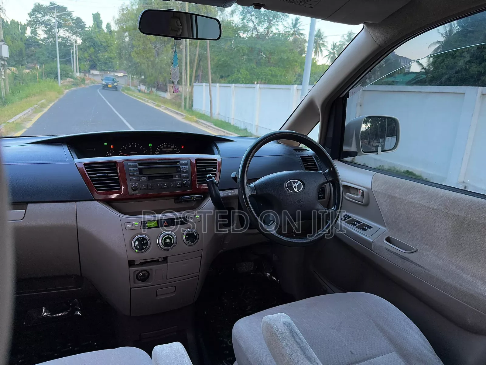 Toyota Noah 2002 White