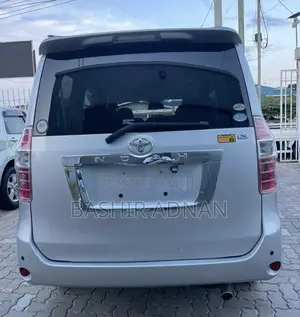 Toyota Noah 2.0 143hp FWD (7 Seater) 2009 Silver