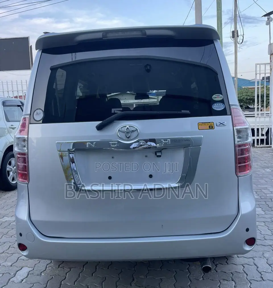Toyota Noah 2.0 143hp FWD (7 Seater) 2009 Silver