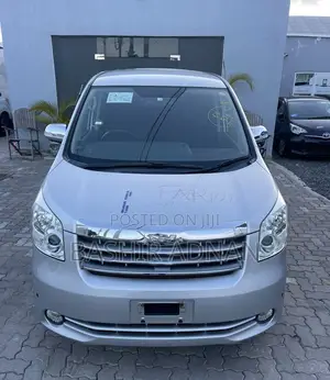 Toyota Noah 2.0 143hp FWD (7 Seater) 2009 Silver