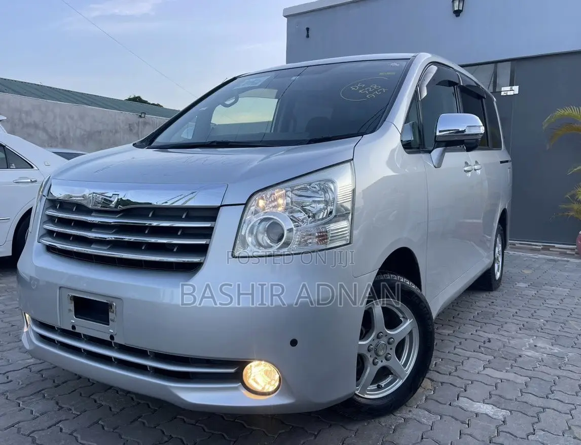 Toyota Noah 2.0 143hp FWD (7 Seater) 2009 Silver