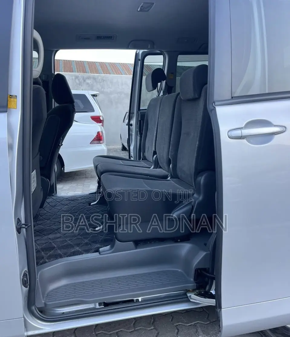 Toyota Noah 2.0 143hp FWD (7 Seater) 2009 Silver