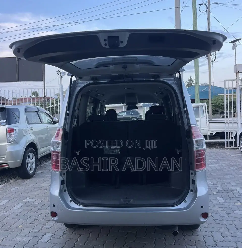 Toyota Noah 2.0 143hp FWD (7 Seater) 2009 Silver