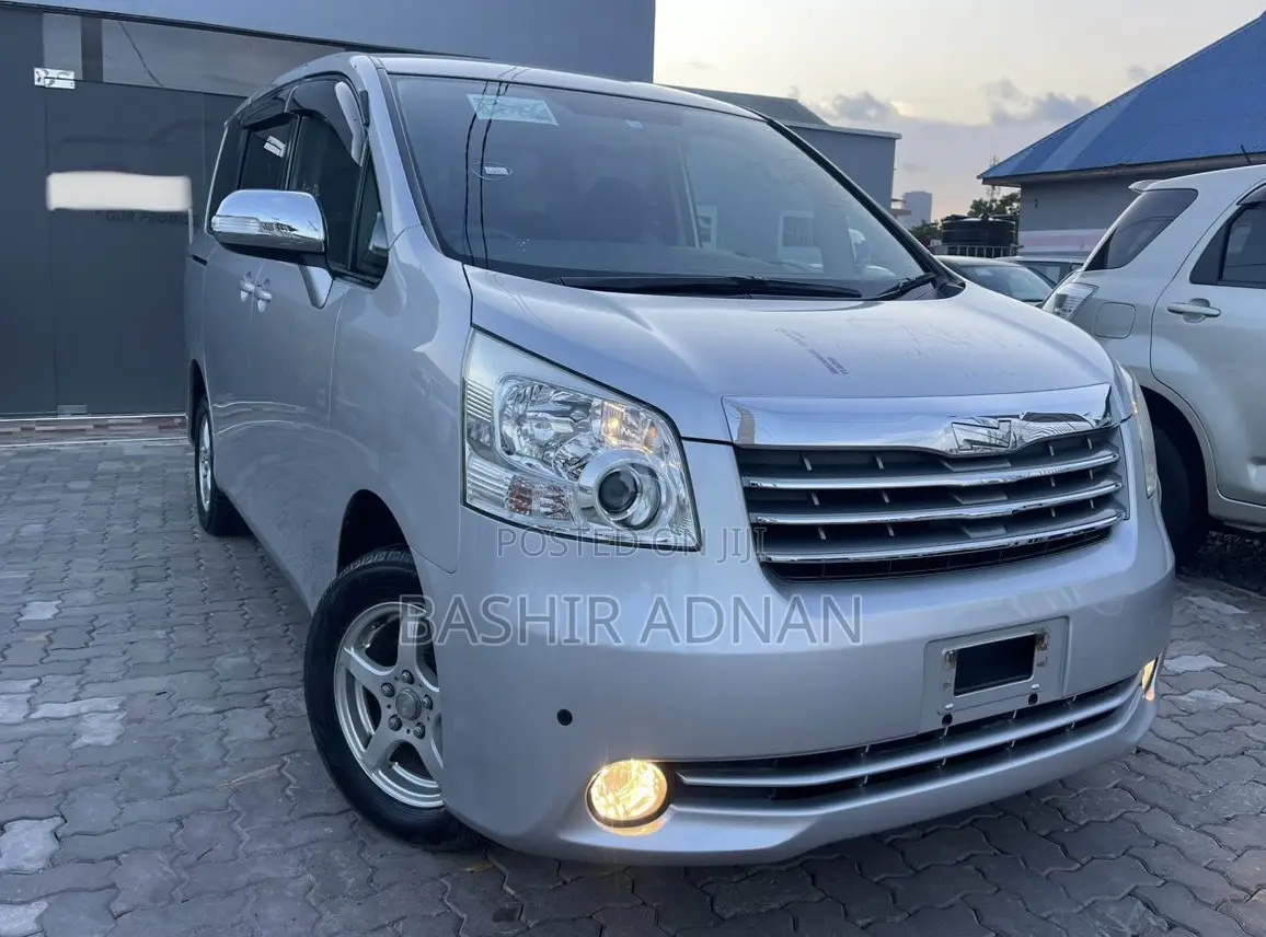 Toyota Noah 2.0 143hp FWD (7 Seater) 2009 Silver
