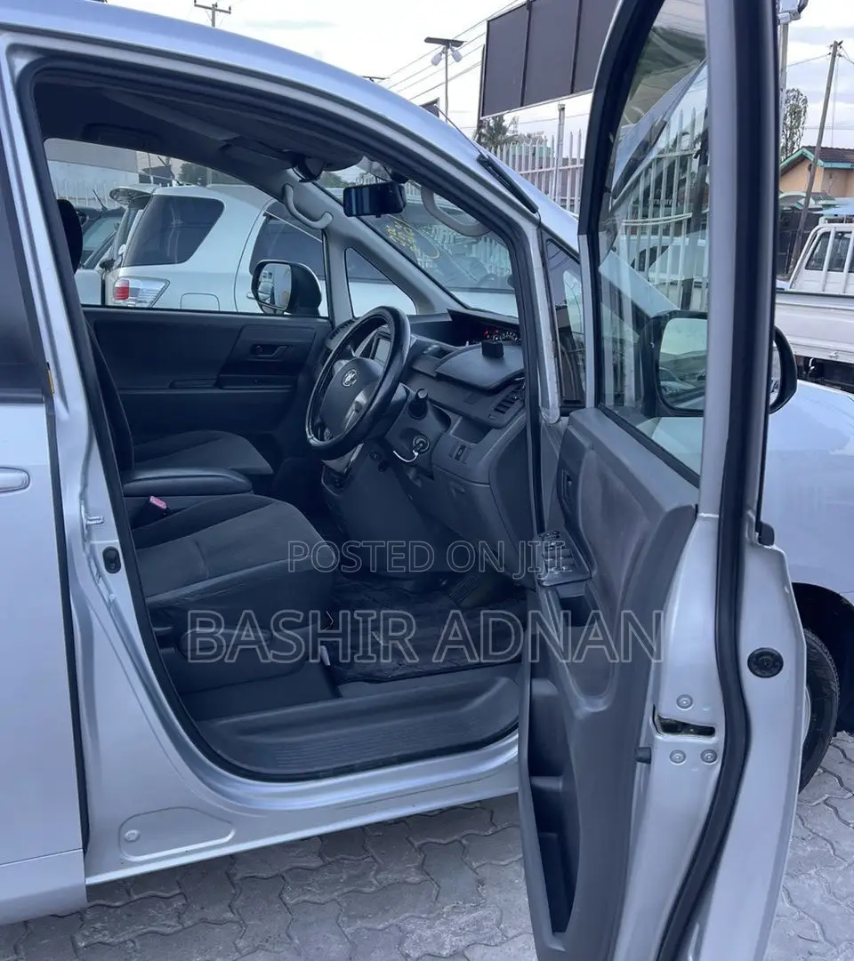 Toyota Noah 2.0 143hp FWD (7 Seater) 2009 Silver