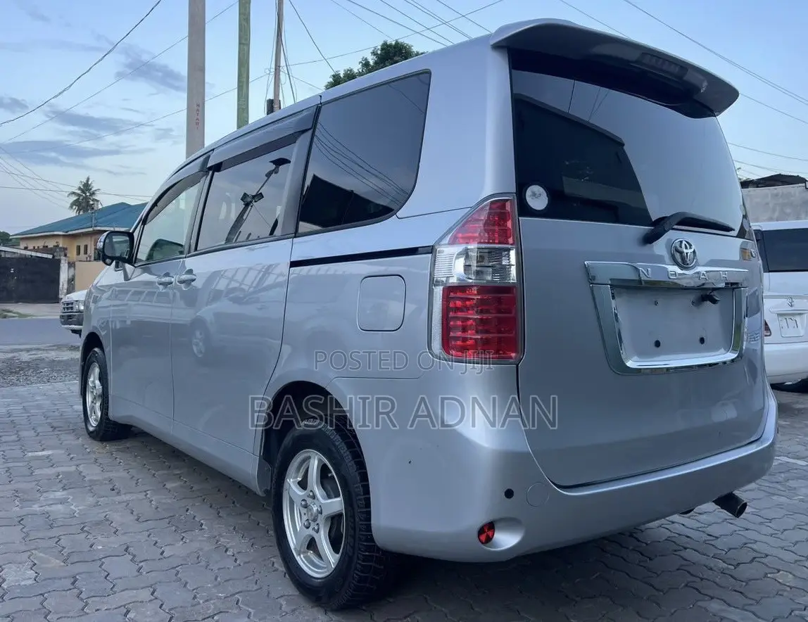 Toyota Noah 2.0 143hp FWD (7 Seater) 2009 Silver