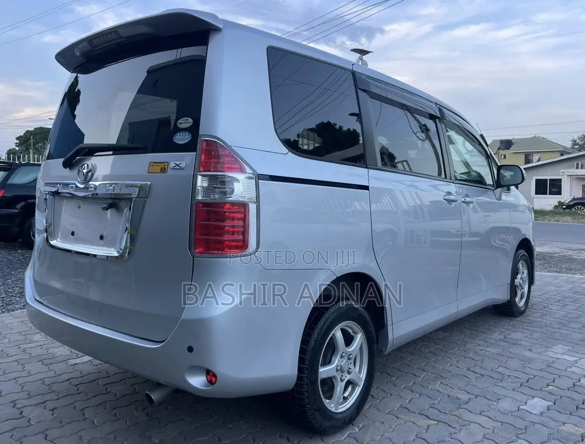 Toyota Noah 2.0 143hp FWD (7 Seater) 2009 Silver
