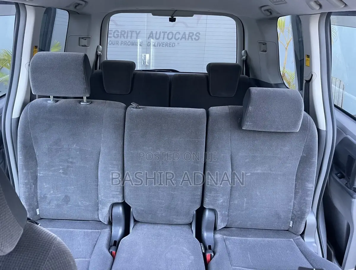Toyota Noah 2.0 143hp FWD (7 Seater) 2009 Silver