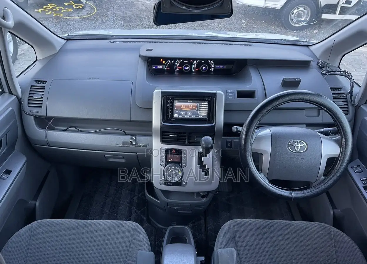 Toyota Noah 2.0 143hp FWD (7 Seater) 2009 Silver