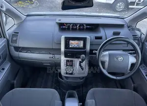 Toyota Noah 2.0 143hp FWD (7 Seater) 2009 Silver