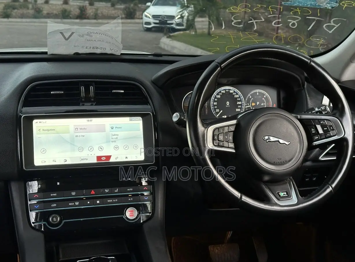 Jaguar F-Pace 20d Premium 2017 White