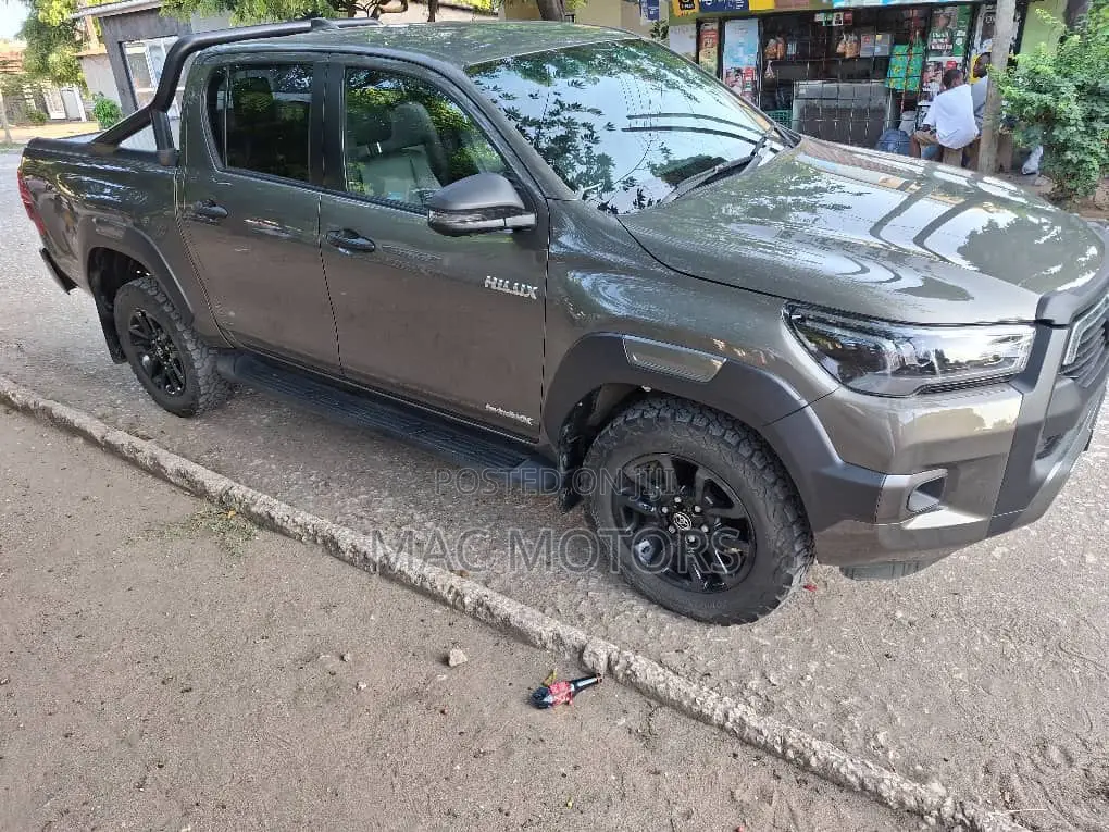 Toyota Hilux 2023 Gray