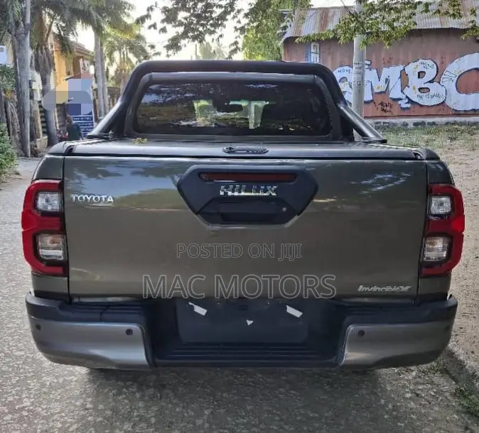 Toyota Hilux 2023 Gray