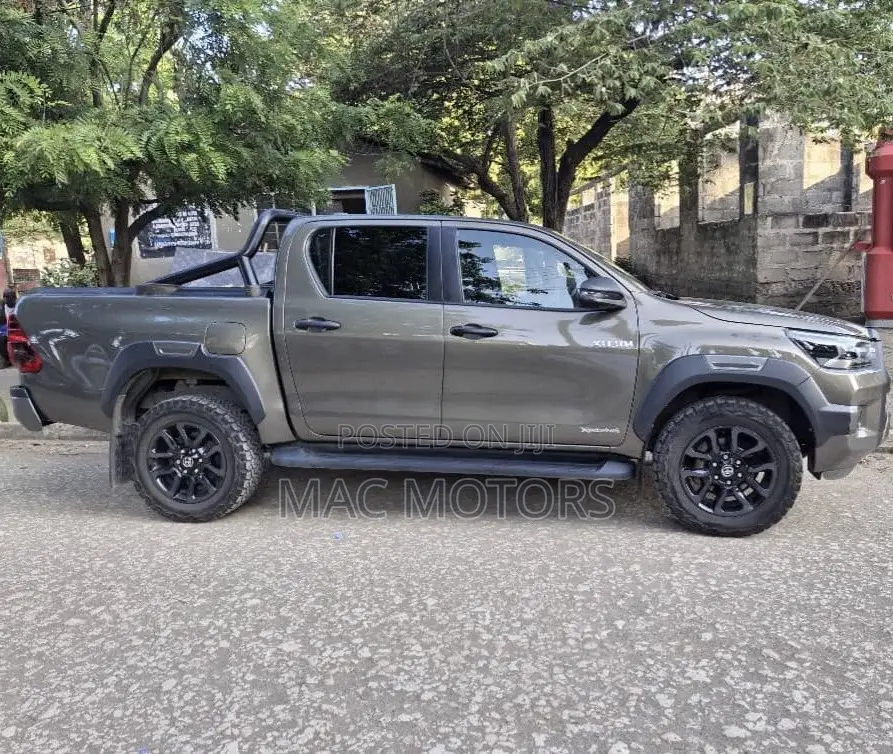 Toyota Hilux 2023 Gray