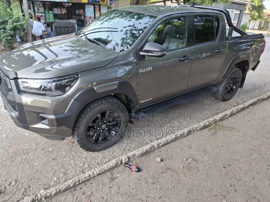 Toyota Hilux 2023 Gray