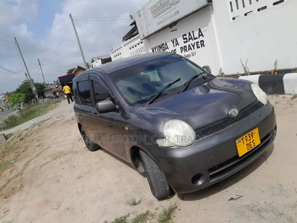 Toyota Sienta 2005 Gray