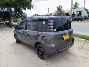 Toyota Sienta 2005 Gray