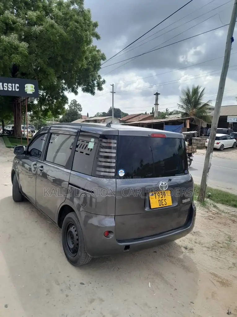 Toyota Sienta 2005 Gray