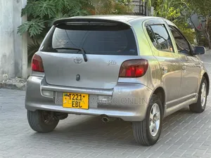 Toyota Vitz 2004 Silver