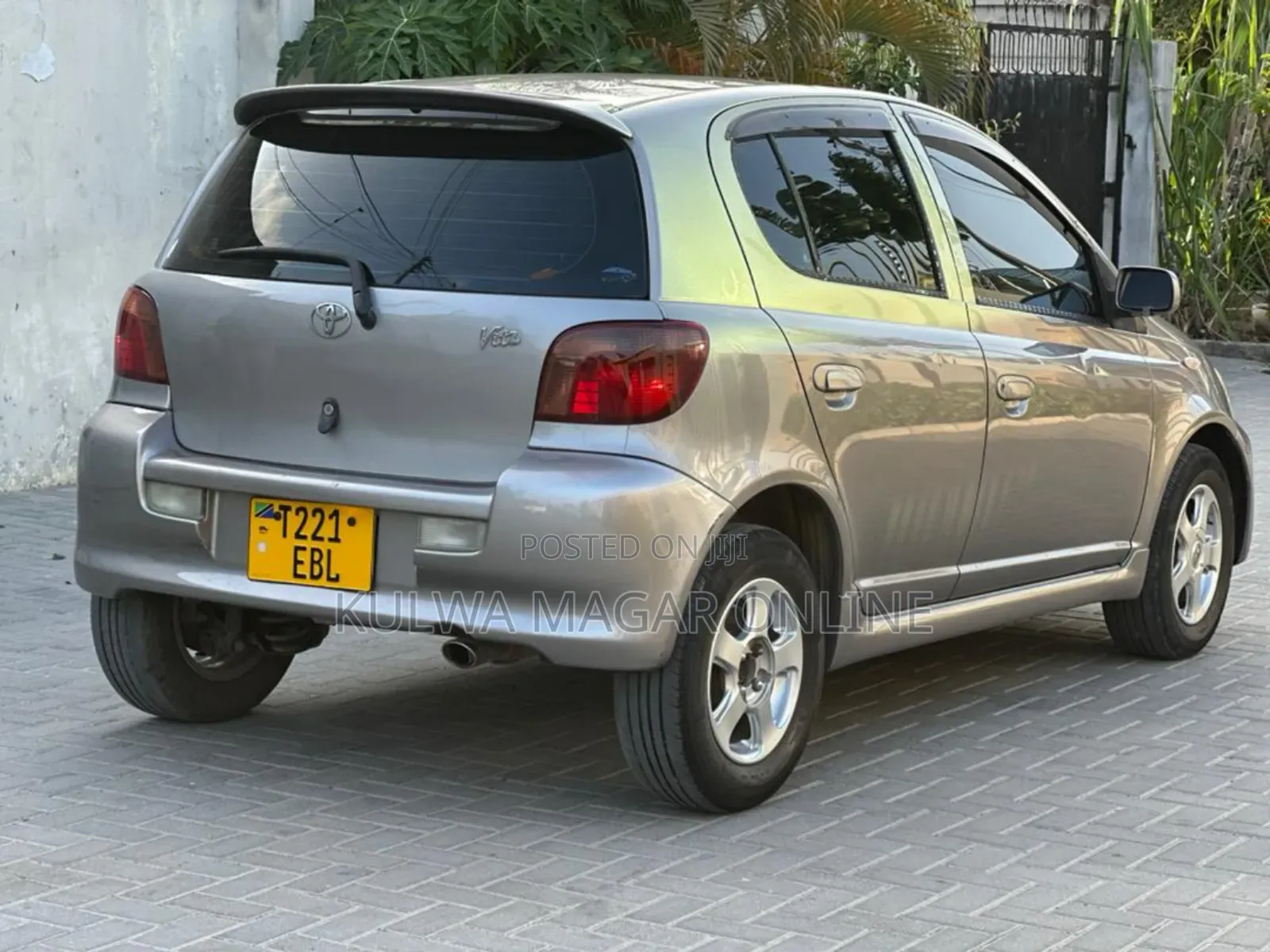 Toyota Vitz 2004 Silver