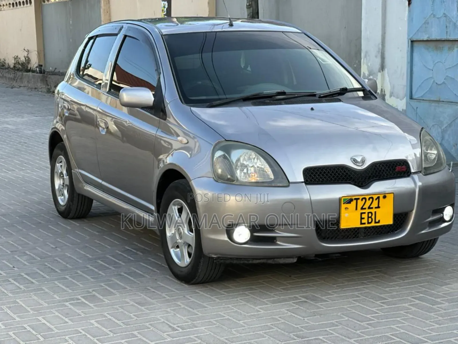 Toyota Vitz 2004 Silver