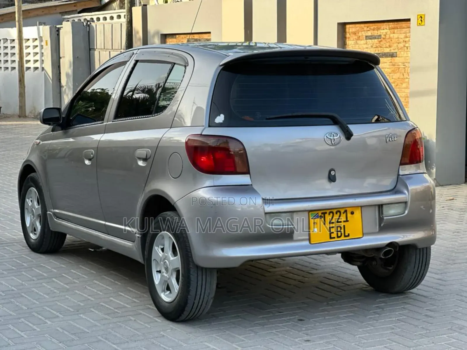 Toyota Vitz 2004 Silver