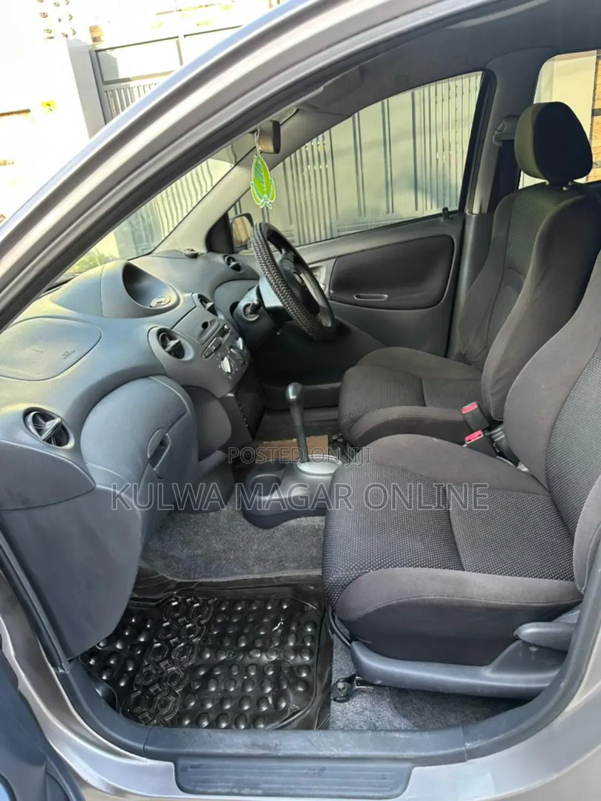 Toyota Vitz 2004 Silver