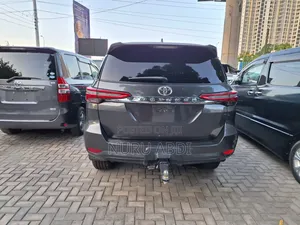 Photo - Toyota Fortuner 2.4 D AWD 2018 Gray