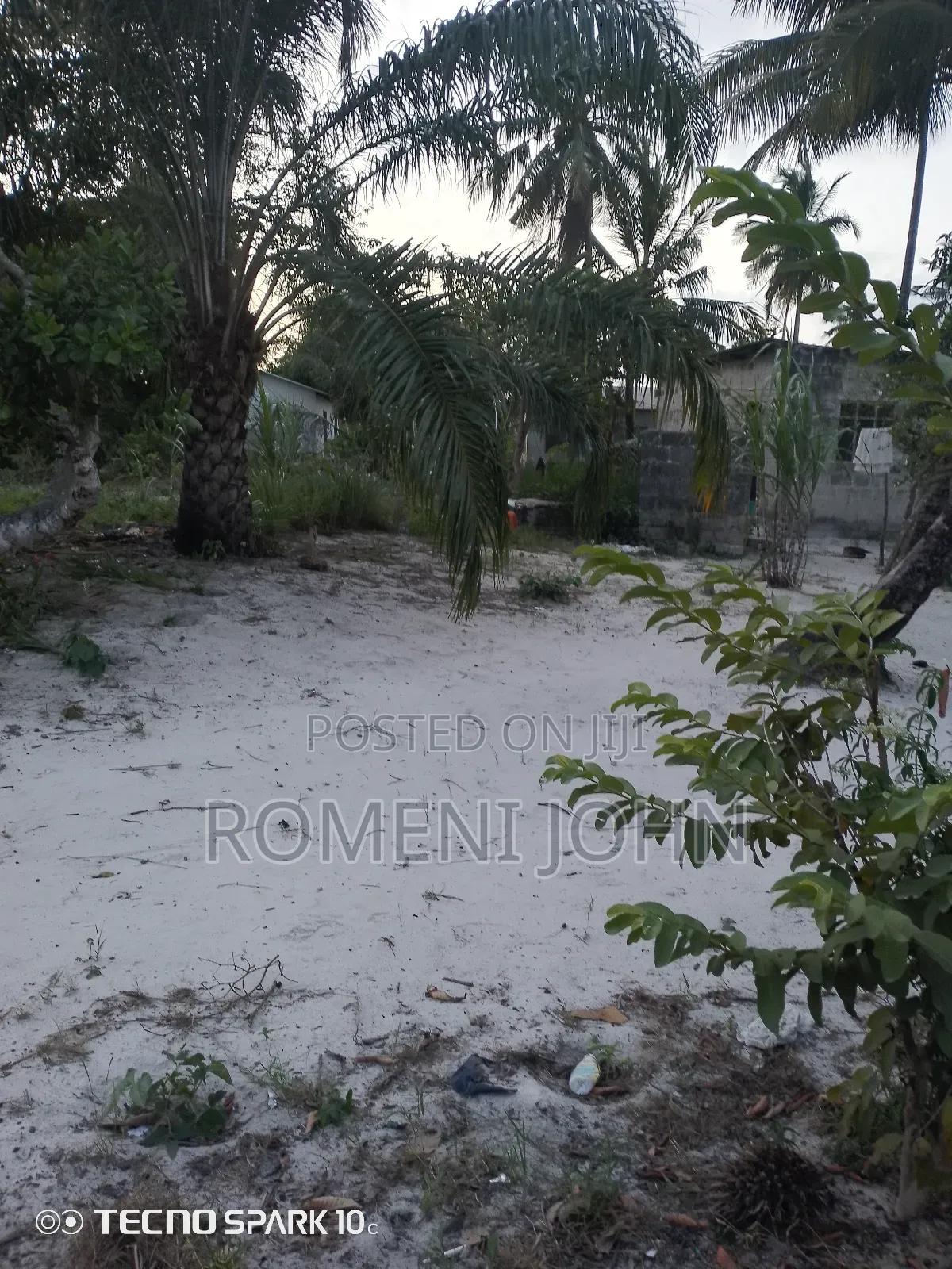 Eneo Sqmita 400 + 2bdrm Linauzwa Miln 13.5 Majohe Chuo Rada.