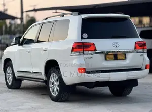 Toyota Land Cruiser 2017 White