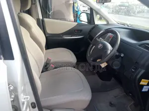 Toyota Ractis 2005 Silver