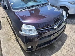 Photo - Toyota Sienta 1.5 AWD 2013 Purple