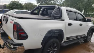 Toyota Hilux 2021 White
