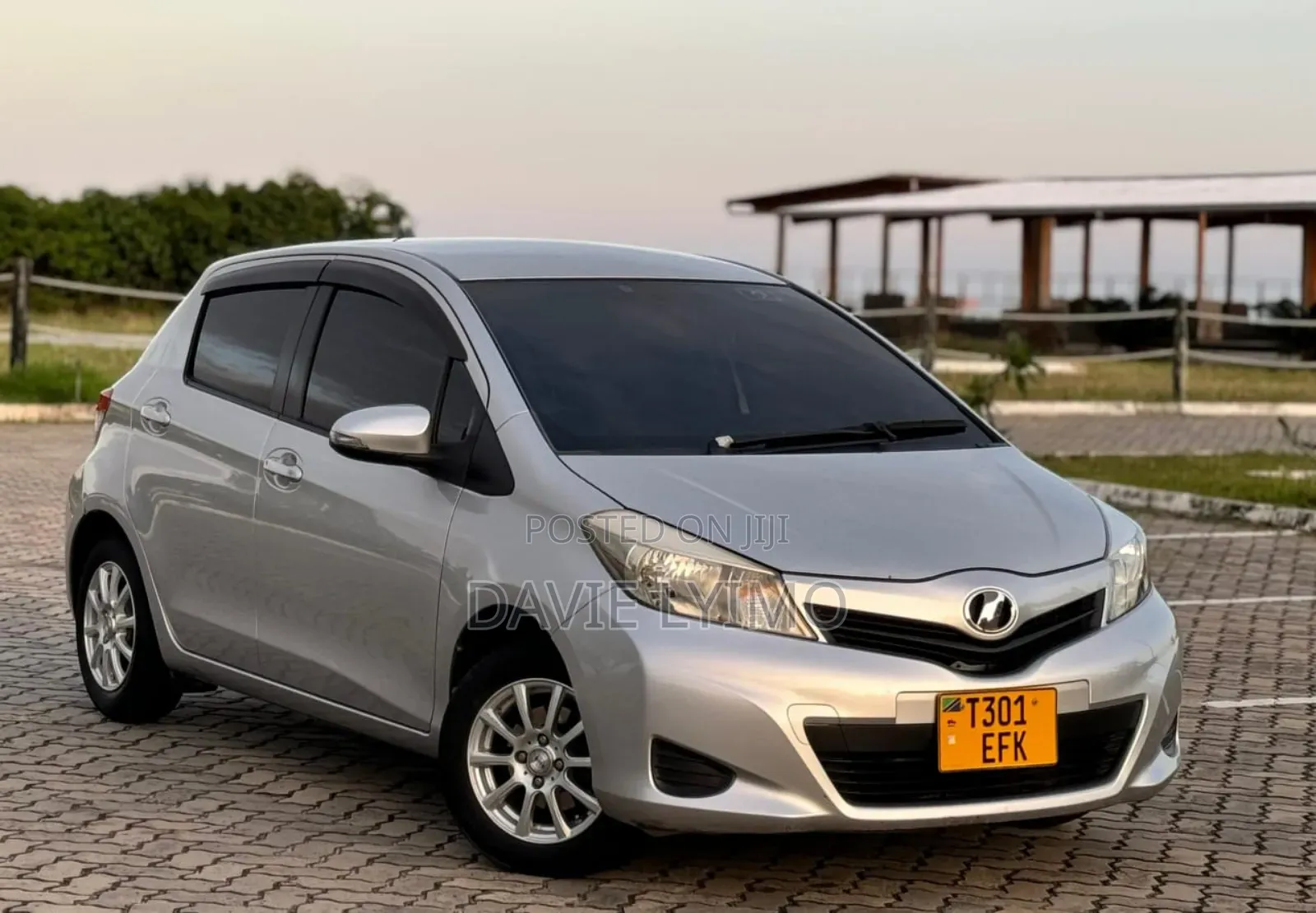 Toyota Vitz 1.0 FWD 3dr 2013 Silver