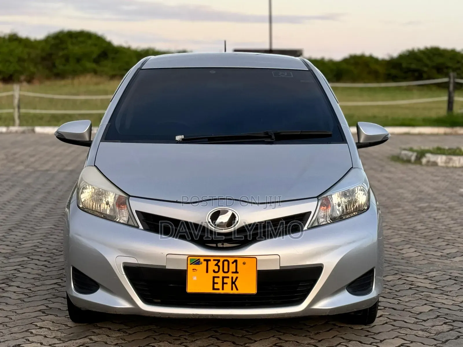 Toyota Vitz 1.0 FWD 3dr 2013 Silver