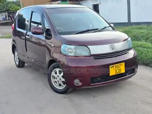Toyota Porte 2005 Red