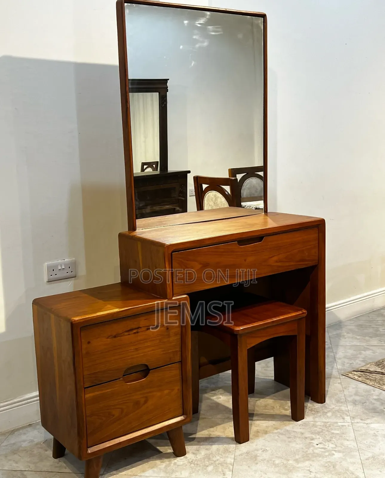 Dressing Table Na Kiti Chake